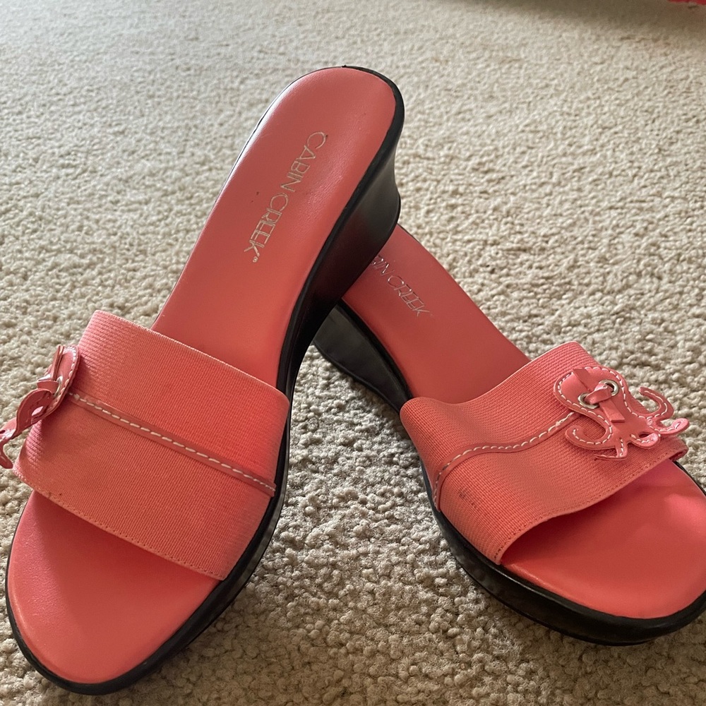 Coral colored women’s slides.  Cabin Creek brand, size 7.  Very good condition.
